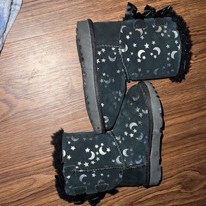 Ugg boots toddler size 8 . Never worn she didn’t like the look . Cat friendly